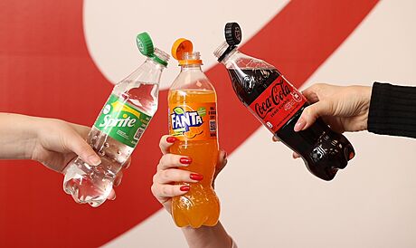 Coca-Cola zavádí neodnímatelná víka na celém svém portfoliu nápoj. (11. dubna...