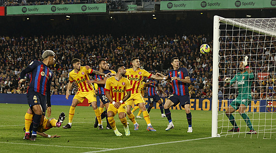 Momentka z utkání Barcelona - Girona. Situace ped brankou host.