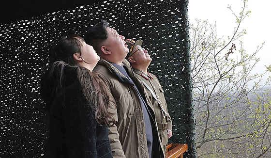 Severokorejský vdce Kim ong-un v doprovodu své dcery sleduje odpálení...
