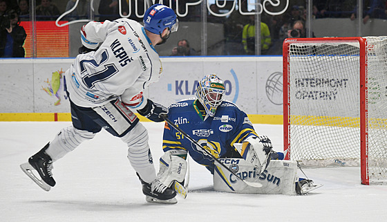 Zlínský branká Daniel Huf likviduje samostatný únik Jakuba Klepie.