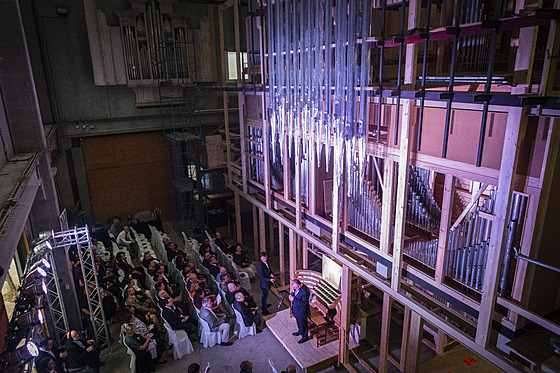 Svatovítské varhany se poprvé rozezn�ly v �íjnu 2019 v díln� Gerharda Grenzinga...