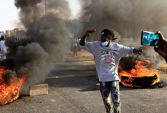 Hlavní m�sto Súdánu Chartúm je po bojích mezi armádou a milicemi zahaleno do...