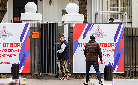 Mui vcházejí do náborového centra pro smluvní slubu v Moskv. (13. dubna 2023)