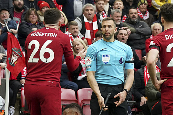 Obránce Liverpoolu Andrew Robertson v rozep�i s asistentem rozhod�ího...