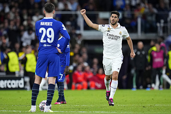 Marco Asensio z Realu Madrid (vpravo) slaví gól proti Chelsea.