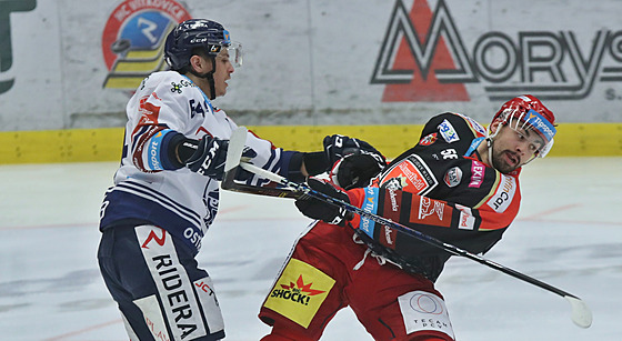 Vítkovický obránce Patrik Koch (64) svádí souboj s hradeckým úto�níkem Patrikem...