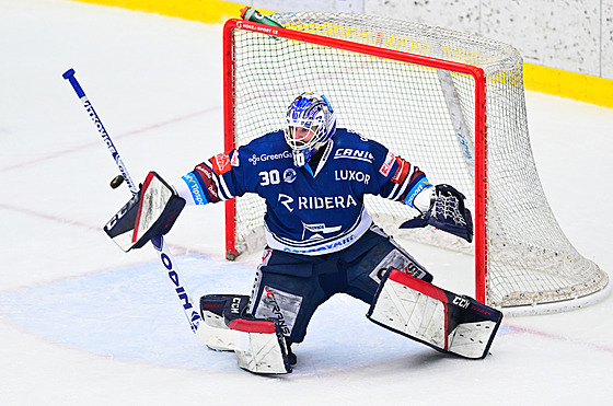 Vítkovický branká Ale Stezka vyráí letící kotou.