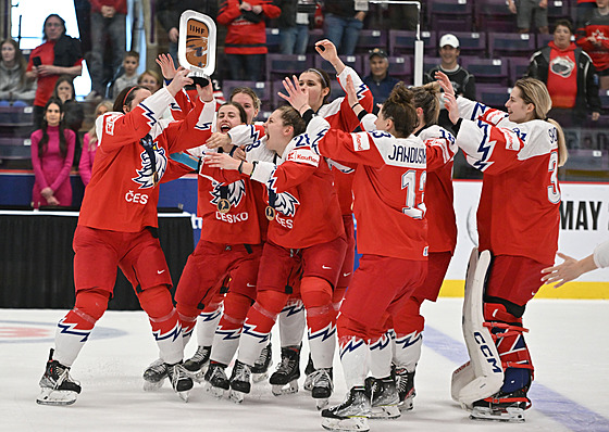 eské hokejistky se radují z úspné bronzové obhajoby na mistrovství svta v...