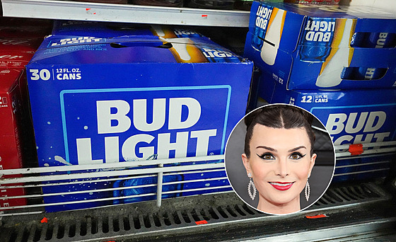 Balení piva Bud Light v regále jedné z amerických prodejen. Spolupráce znaky s...