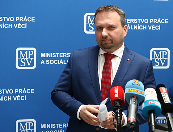 Ministr práce a sociálních věcí Marian Jurečka (KDU-ČSL) na tiskové konferenci....