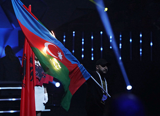 Mu zapálil ázerbajdánskou vlajku bhem slavnostního ceremoniálu mistrovství...