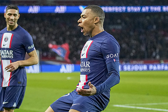 Útoník PSG Kylian Mbappé slaví gól v utkání proti Lens