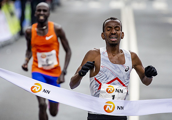 Bashir Abdi v cíli 42. roníku Rotterdamského maratonu