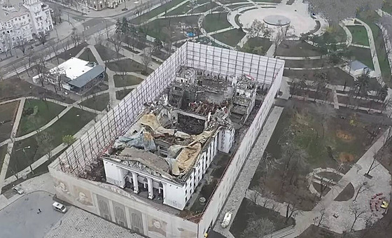Rusové kolem ponieného inoherního divadla v Mariupolu postavily plot s...