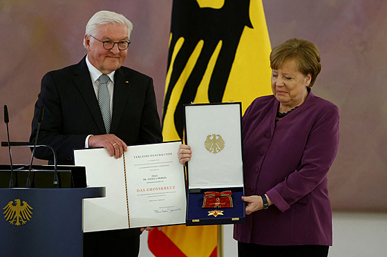 Nmecký prezident Frank-Walter Steinmeir ocenil bývalou kancléku Angelu...