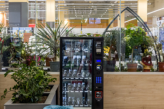 Prodejní automat na konopí v obchodním centru v Praze