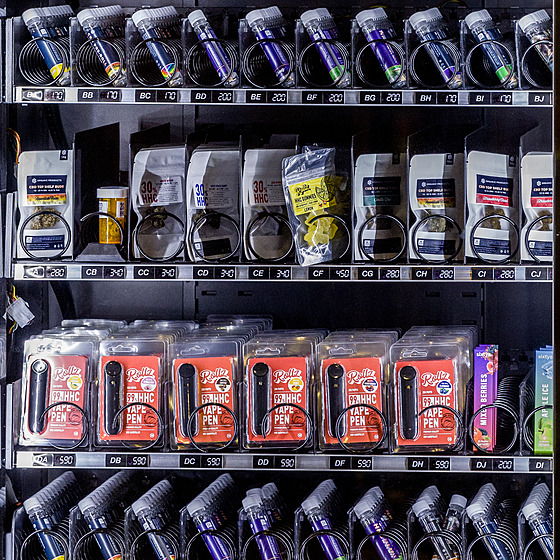 Prodejní automat na konopí v obchodním centru.