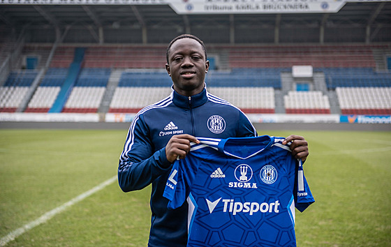 Dele Israel podepsal v Sigm� smlouvu na dva a p�l roku.