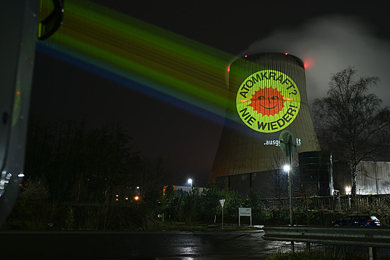 'Jaderná energie? Nikdy víc!' Aktivisté promítají na chladicí věž jaderné...