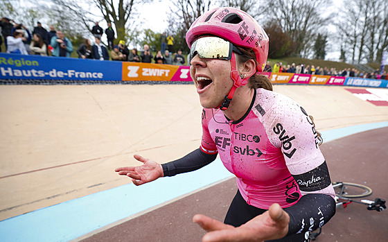 BEZBEHÁ RADOST. Alison Jacksonová a její triumf na Paí-Roubaix.