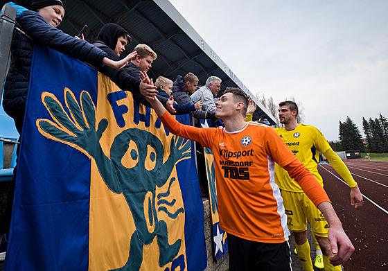 Varnsdorfský branká Martin Vaák slaví s fanouky výhru nad Slavií B v zápase...