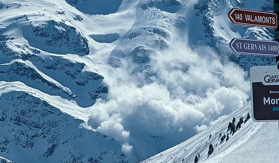 Sesuv laviny na ledovci v masivu Mont Blanc u obce Contamines-Montjoie poblí...