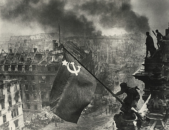 Ikonická fotka z konce 2. svtové války. Vojáci Rudé armády vyvují pi...