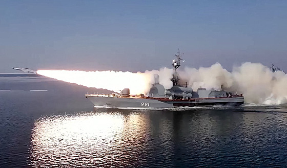 Ruský raketový lun tichomoské flotily bhem vojenských cviení odpaluje...