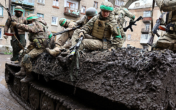 Ukrajintí vojáci se vracejí z tkých boj uprosted ruského útoku na Ukrajinu...
