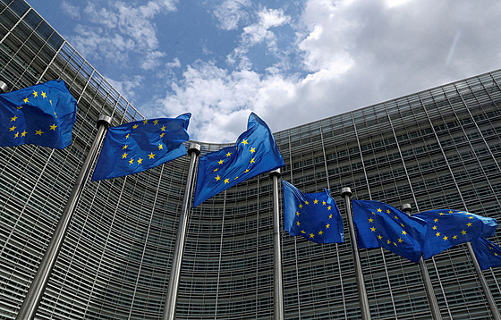 Vlajky Evropské unie ped sídlem Evropské komise v Bruselu (5. ervna 2022)