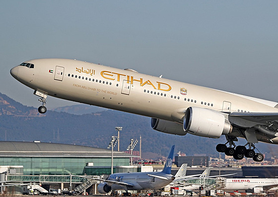 Boeing 777-3FX(ER) spolenosti Etihad Airways startuje z letit v Barcelon....