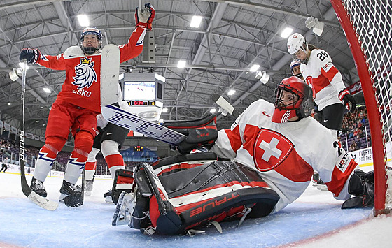 eské hokejistky skórují v zápase se výcarskem.