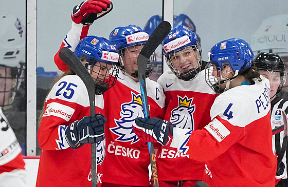 Ilustra�ní snímek: �eské hokejistky se radují z gólu.