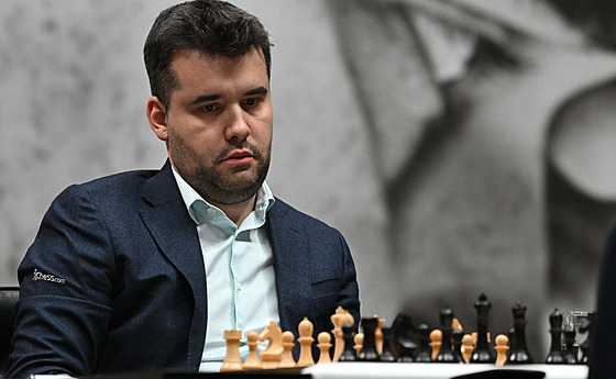 Něpomňaščij remízou ve třetí partii udržel vedení v zápase o šachový titul  - iDNES.cz