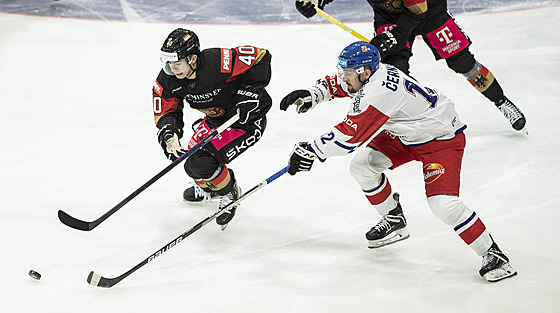 eský hokejista Jií ernoch (vpravo) stíhá Nmce Alexandra Ehla.