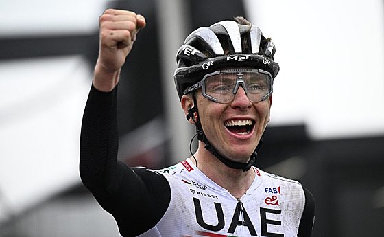 Slovinský cyklista Tadej Pogaar se raduje z triumfu v závod Amstel Gold Race.