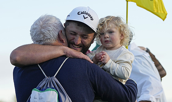 panlský golfista Jon Rahm slaví s otcem a synem vítzství na Masters