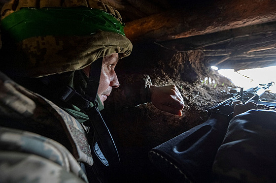 Ukrajinský voják na front poblí východoukrajinského Bachmutu (10. dubna 2023)