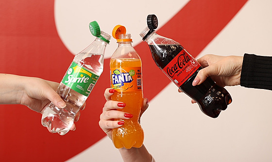 Coca-Cola zavádí neodnímatelná víka na celém svém portfoliu nápoj. (11. dubna...