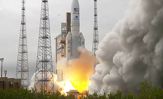 Raketa Ariane 5 startuje se sondou Juice.