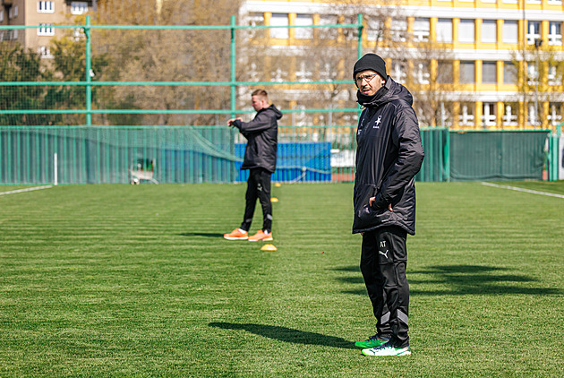 Chemický inženýr, kterého zlákal fotbal. Jak si ve Slavii zvyká saúdský asistent?