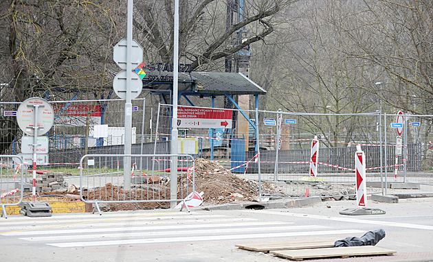 Místo parkování a přechodů čeká koridor. Cesta na Riviéru připomíná únikovku