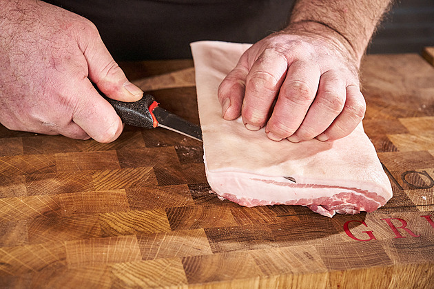 Ztracený barbecue bůček se musí mezi prsty rozmáčknout. Jen se rozpadá