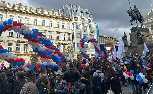 Prahou prošel průvod odpůrců potratů, opakovaně se střetli se zastánci