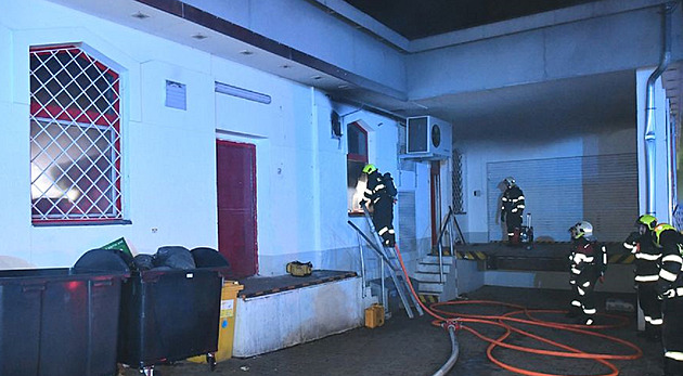 V Liberci hořela prodejna potravin, hasiči do ní museli lézt oknem