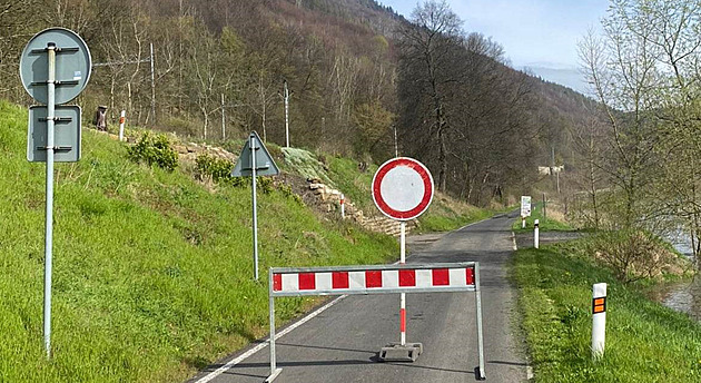 Labe zaplavilo silnici do Dolního Žlebu, lidé se tam dostanou jen vlakem