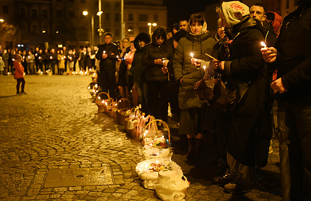 Pravoslavní slavili Velikonoce. Náměstí i chrám ozářily stovky svíček
