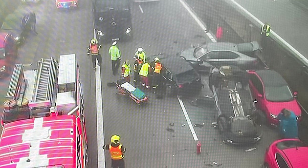 Na dálnici před Ostravou bouralo sedm automobilů, zranilo se sedm lidí