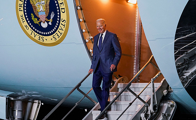 Biden přiletí do Japonska na summit G7, pátý film o Indiana Jonesovi čeká světová premiéra