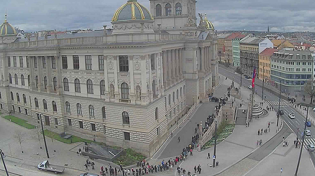 Objekty Národního muzea se otevřely zdarma, před hlavní budovou se táhne fronta